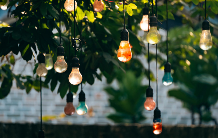 Uteservering med ljuskällor i olika färger