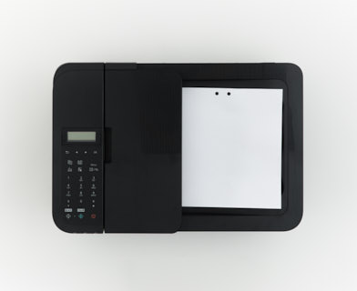 Kontorsskrivare med inbyggd scanner för A4