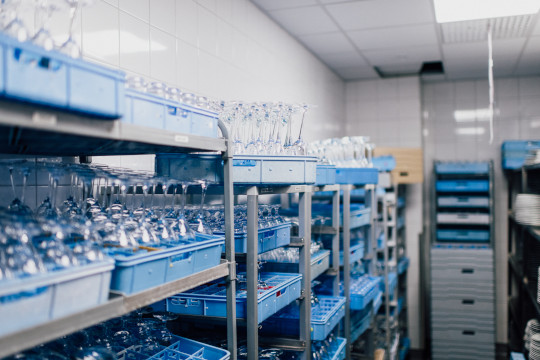 Diskrum med diskbackar glas och koppar 