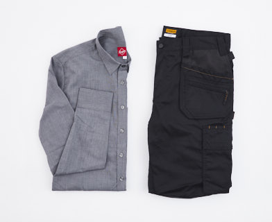 en svart arbetsbyxa och en grå arbetsskjorta