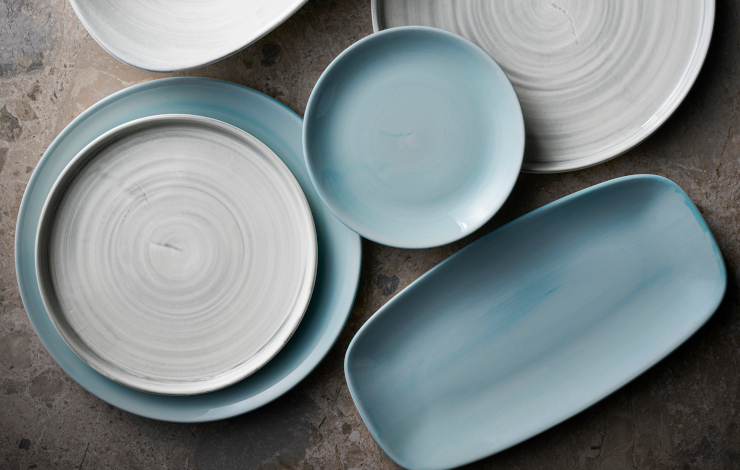 Porslinstallrikar i ljusblå och grått
