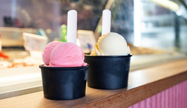 Svart glassbägare från serien Onyx