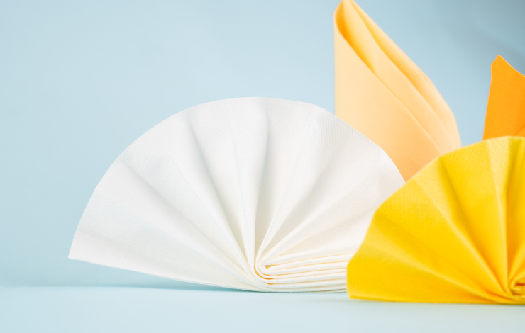 Servetter i vitt och gult med klassisk vikning 