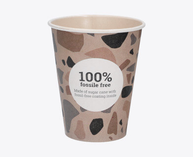 En brun pappersmuggar med etikett som säger 100% fossilfri
