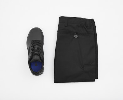 Svarta arbetsbyxor och arbetsskor för cafépersonal