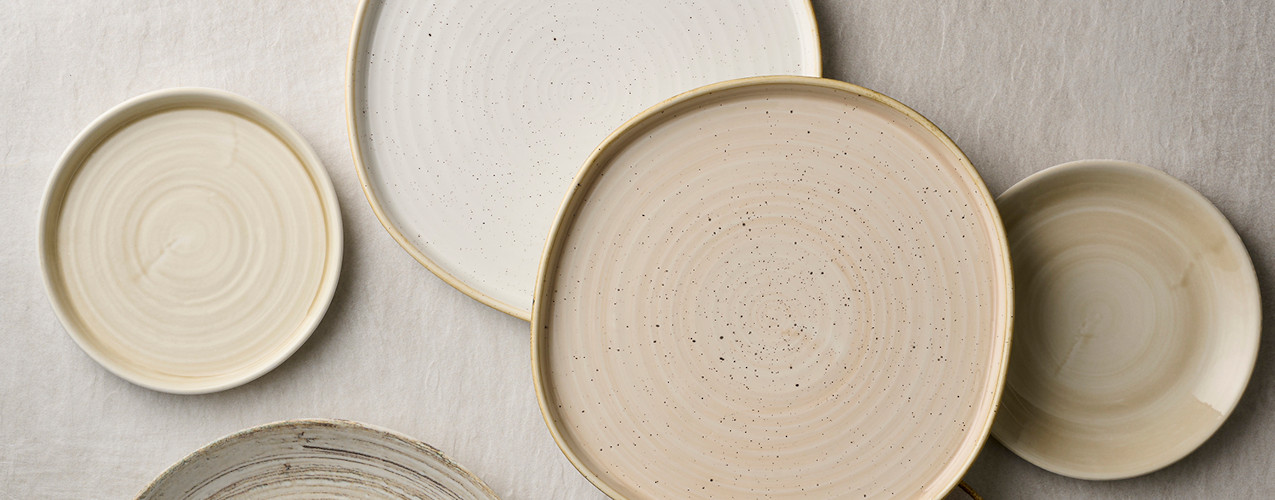 Runda beigea tallrikar Runda tallrikar i olika nyanser va beige och natur