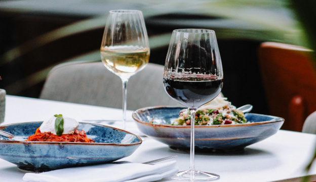 Dukat restaurangbord med vinglas och blå tallrikar