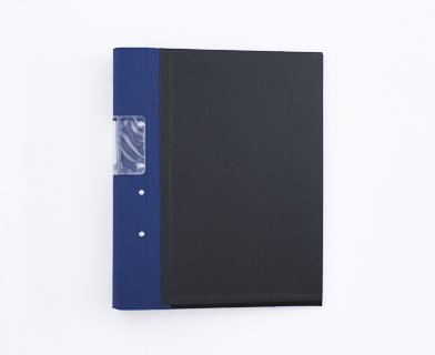 Svart Träryggspärm A4 med blå rygg