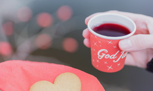 Höj julstämningen med glögg och pepparkakor!