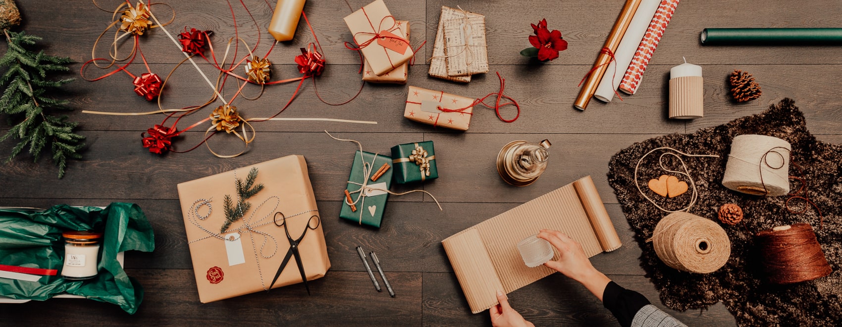 En samling av olika föremål inklusive papperspåsar, arbetskläder och andra föremål.