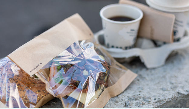 Smörgås förpackad i papperspåse med fönster