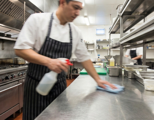 Rengöring av arbetsbänkar.