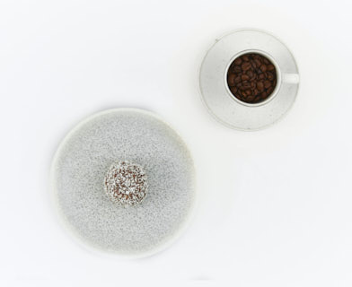 Chokladboll och kaffebönor på porslin