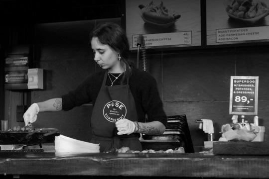 Personal som förbereder mat i restaurangkök