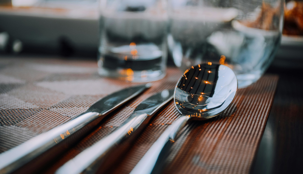 Bestick placerade på ett restaurangbord