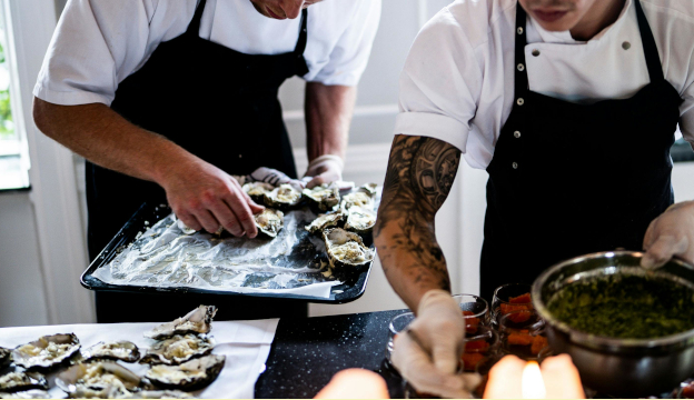 Två kockar förbereder mat vid catering 