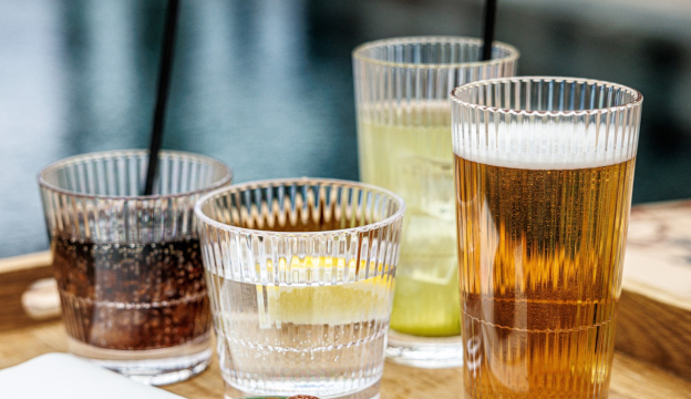 Okrossbara glas placerade på en bricka