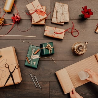 Julpapper och kreativ paketinslagning för julklappar