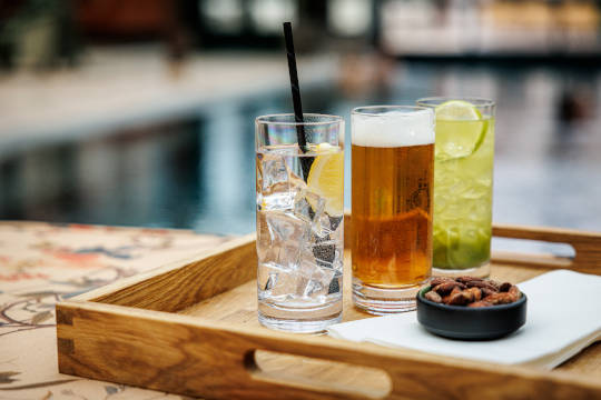 Bricka med glas vid en pool