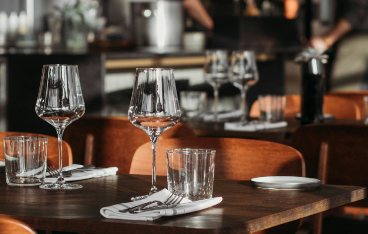 Restaurangbord med vinglas och servetter 