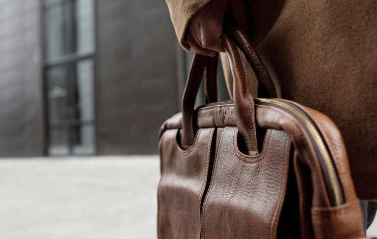brun datorväska i läder