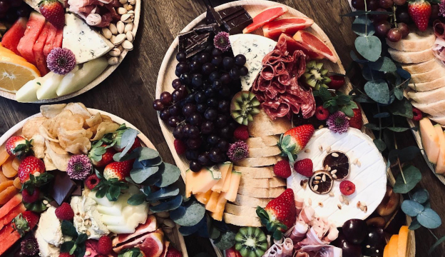 Palmbladsfat med frukt och ost 