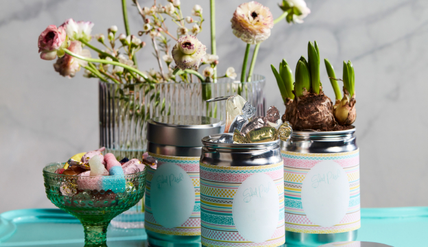 Påkgodis i burkar med blommor som dekoration