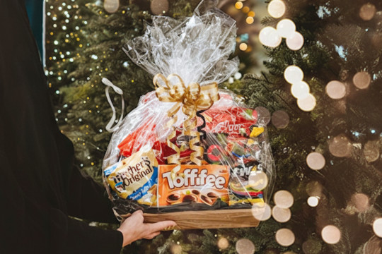 En ätbar gåva är en bra gåva! Upptäck våra julkorgar och delikatessgåvor! 