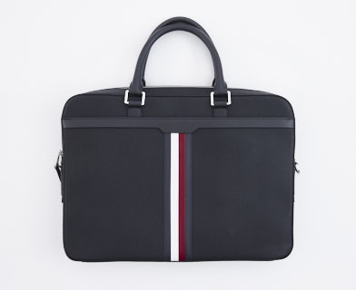 En svart väska med vita och röda detaljer. Perfekt för att bära dina vardagliga tillhörigheter.