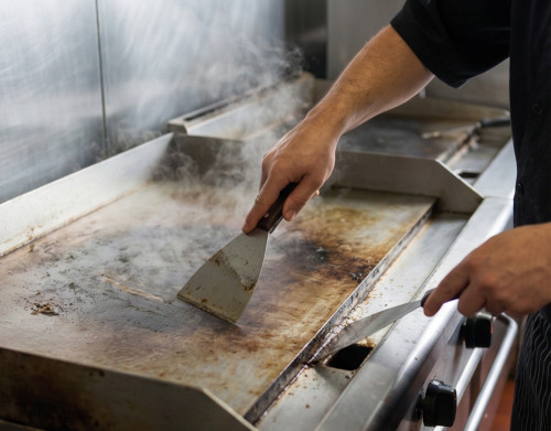 Grovrengöring av stekbord & grill.