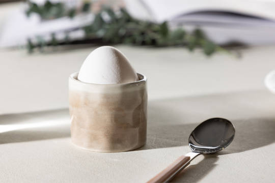 Beige Äggkopp med ägg i