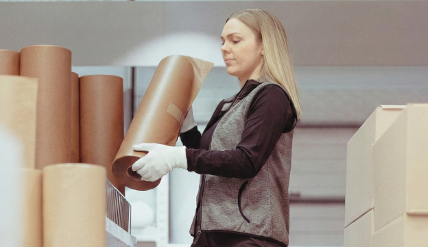 Housekeeping i hotellrum med vita bomullshandskar 