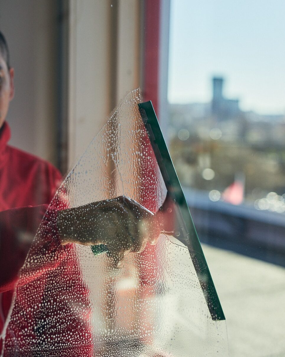 Hos oss hittar du professionella redskap och produkter och allt det du behöver för skinande rena fönster.