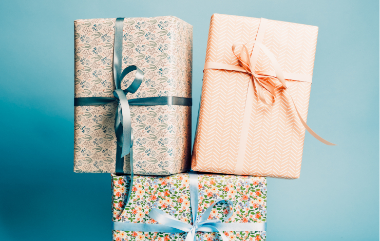 Mönstrat presentpapper med presentband