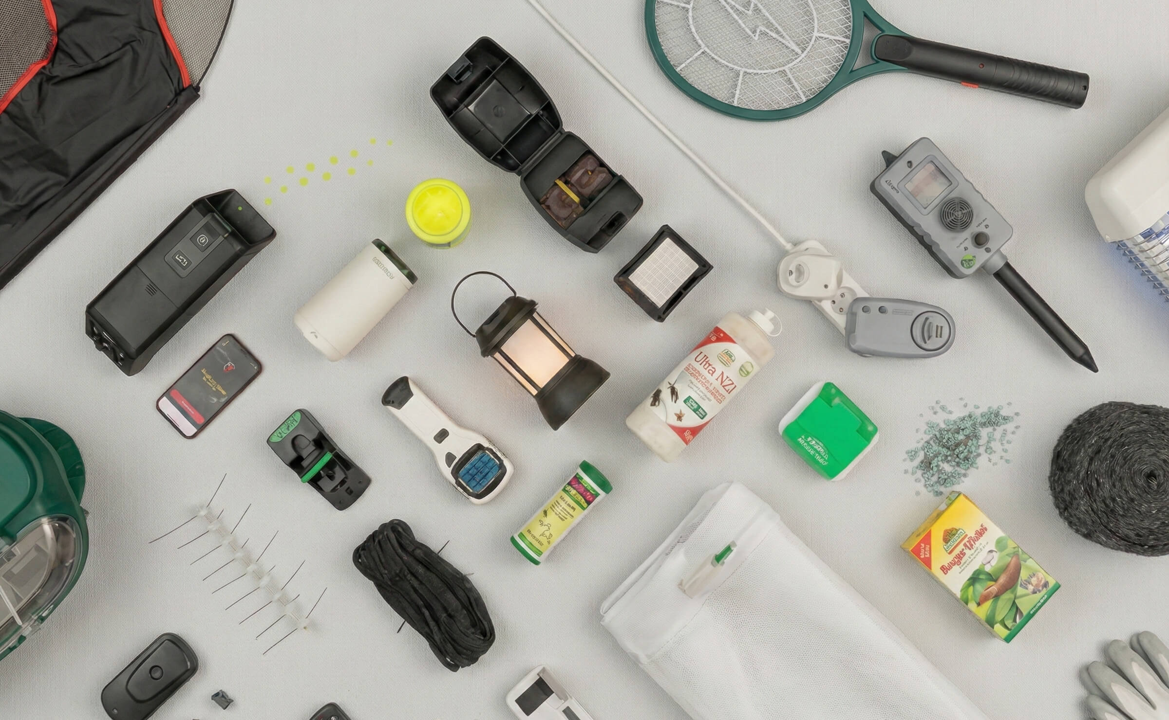 Översikt av olika produkter för skadedjursbekämpning på vit yta, inklusive fällor, lampor, elektroniska avskräckare, giftfria alternativ och skyddsnät.