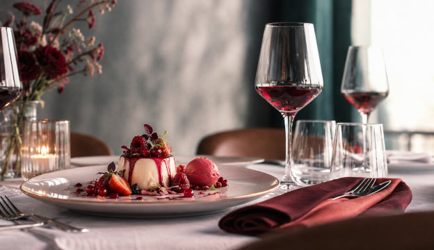 Dukat bord med dessert vin och röd servett 