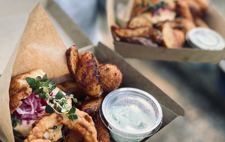 Hamburgerficka med take away rätt