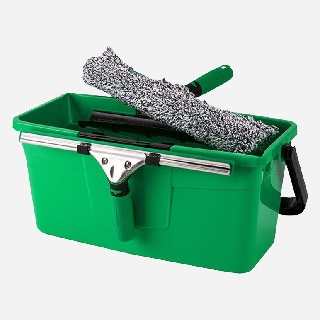 Ett komplett fönsterputsset innehållande en grön hink, fönsterraka, tvättpäls och hållare.