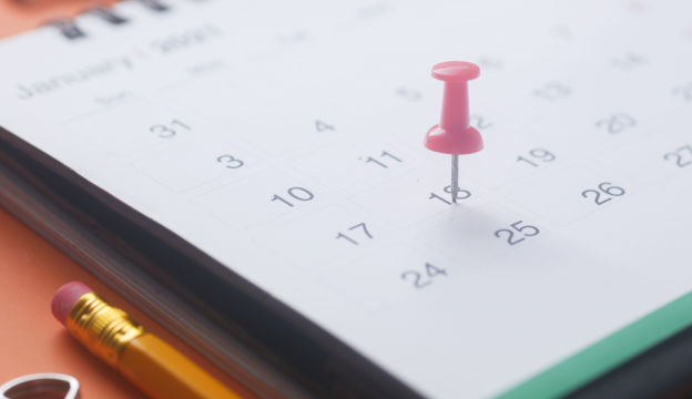 Kalender med rosa knappnål