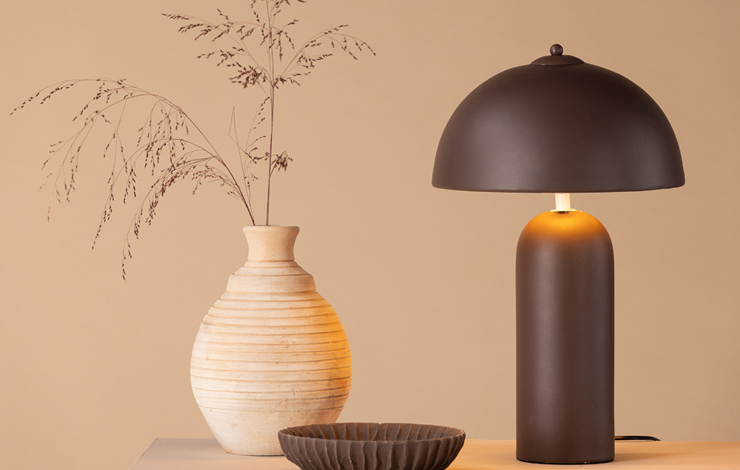 Bordslampa och vas på sidobord