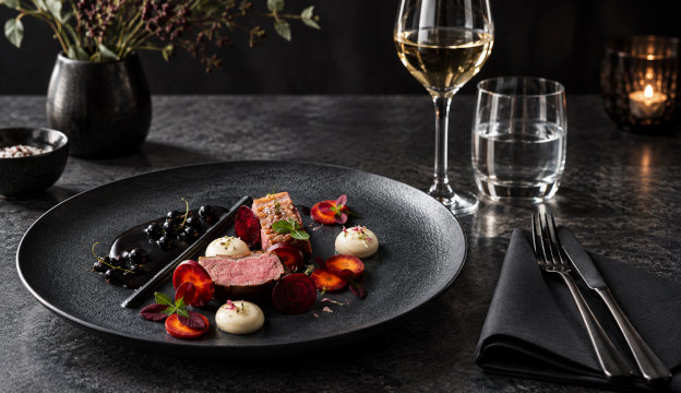 Dukat bord med svart tallrik och svart servett