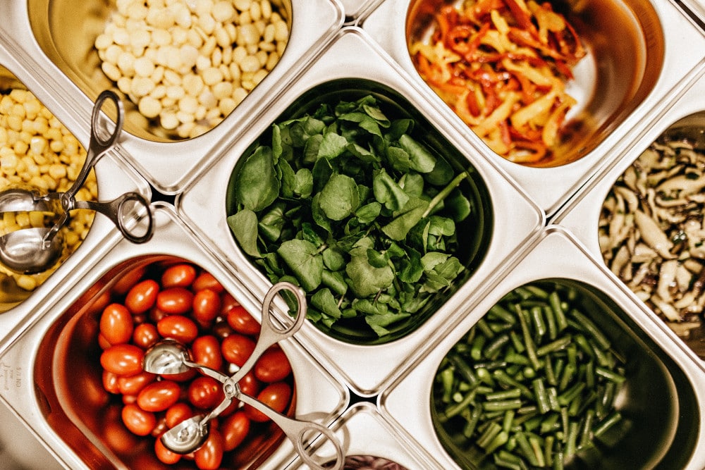 kantiner i en salladsbuffé