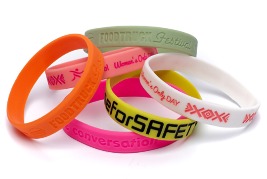 Silikonarmband i pantone-matchande färger.