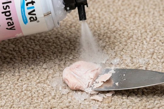 Användning av kylspray och spatel för att ta bort tuggummi från matta