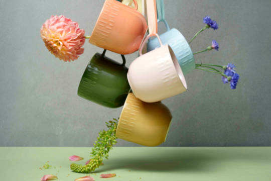 Färgglada kaffemuggar