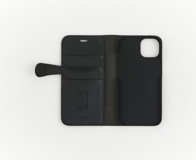 Svart plånboksfodral för iPhone 15