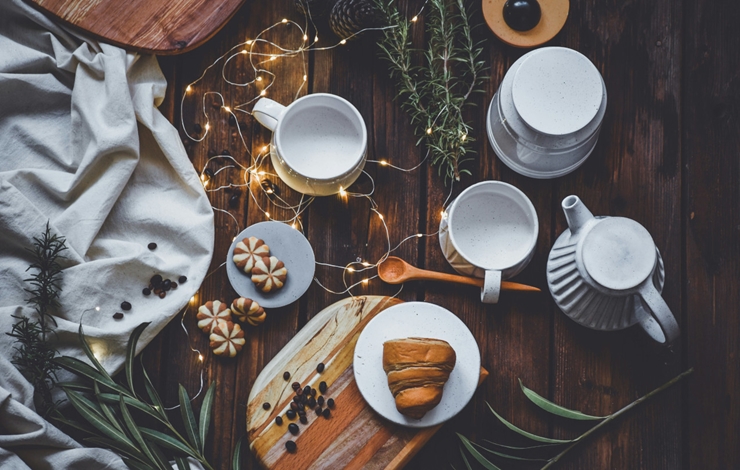 Vitt porslin med julig känsla