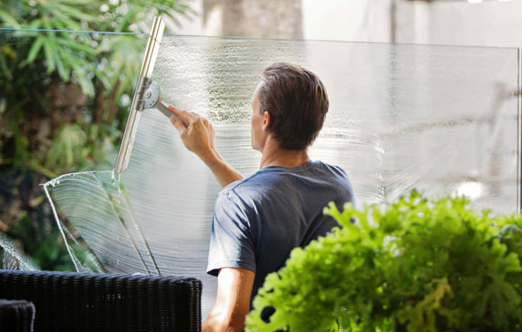 Rengöring av fönster med skrapa