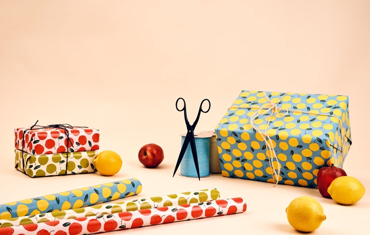 Ta del av sköna mönster, sobert enfärgat papper och härliga nyheter som alla inspirerar till vackra inslagningar.