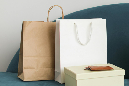 Vit och brun bärkasse med tvinnade handtag 